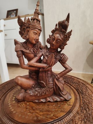 Mesa mozárabe y escultura Bali