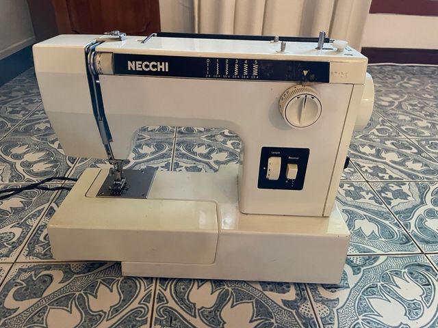 Macchina da cucire Necchi vintage