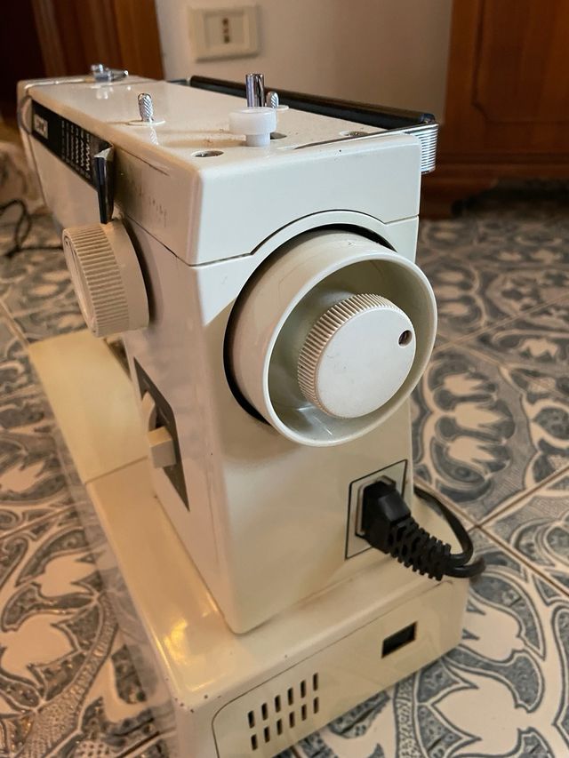 Macchina da cucire Necchi vintage