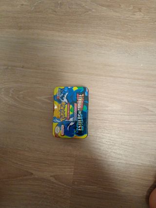 Lata metálica Pokémon con cartas dentro
