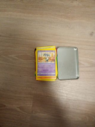Lata metálica Pokémon con cartas dentro
