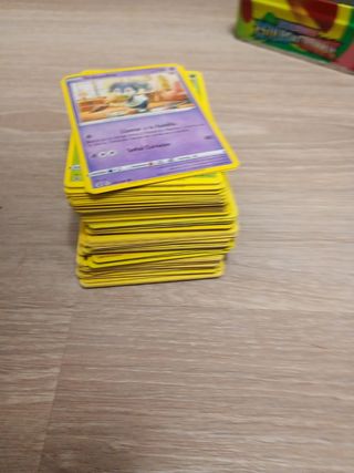 Lata metálica Pokémon con cartas dentro