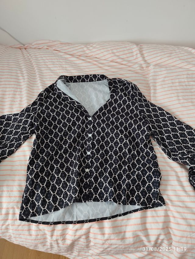 Blusa negra y blanca estampada