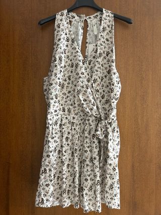 Abito floreale con pantalone e scollo incrociato