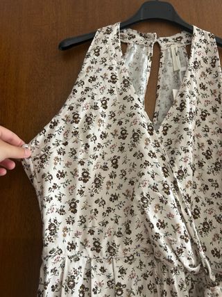 Abito floreale con pantalone e scollo incrociato