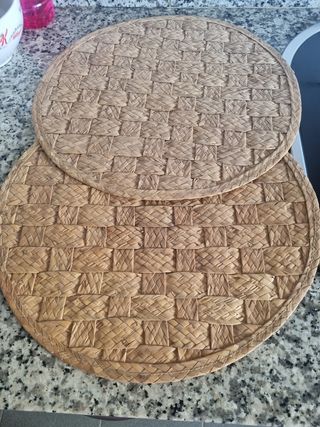 2 Posaplatos o salvamesas, mimbre redondos