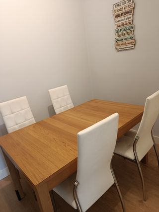Mesa comedor Ikea extensible y 4 sillas blancas 