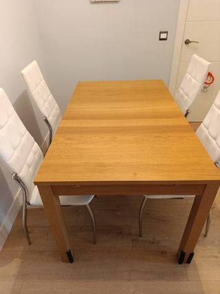 Mesa comedor Ikea extensible y 4 sillas blancas 