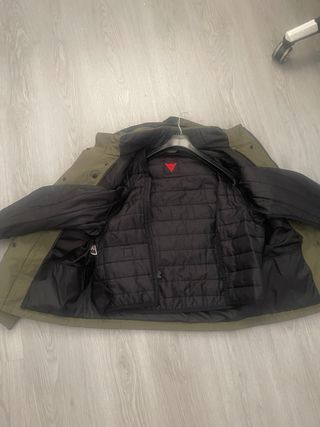 Cazadora Dainese verde militar con protecciones 