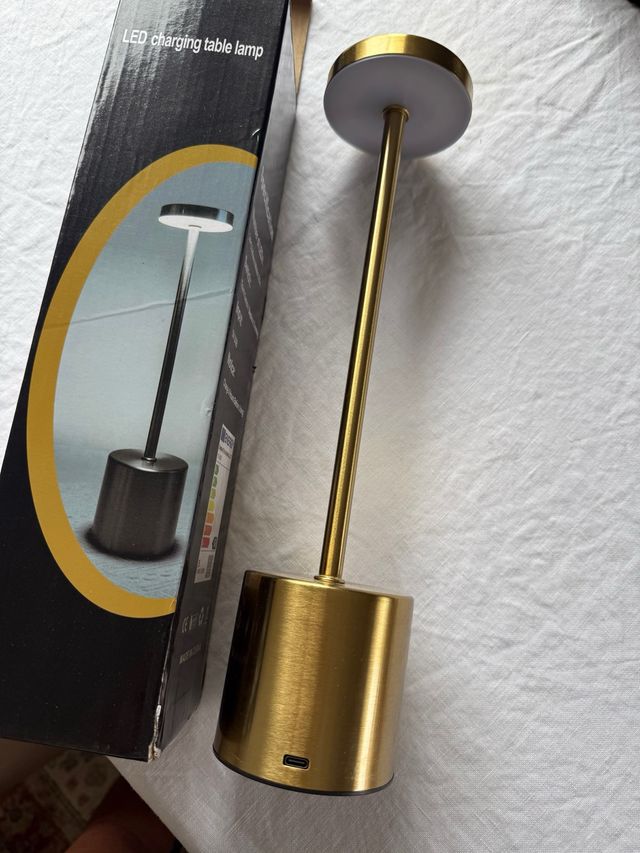 Lámpara LED de mesa dorada. 