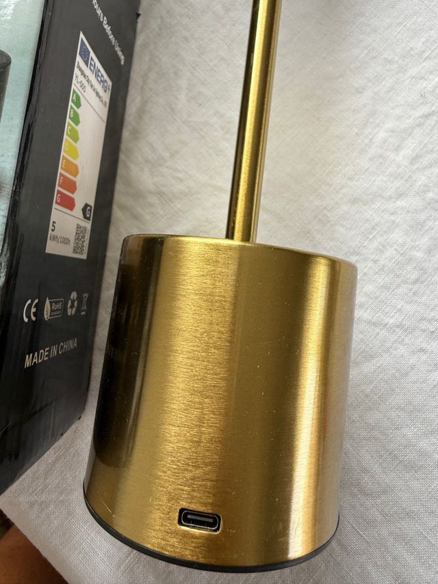 Lámpara LED de mesa dorada. 