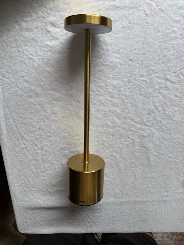 Lámpara LED de mesa dorada. 