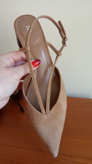 Zapatos Zara beige de tacón