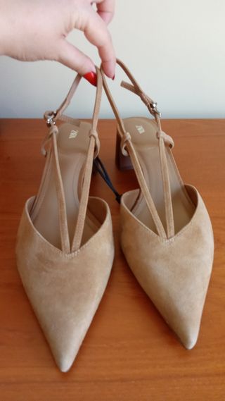 Zapatos Zara beige de tacón