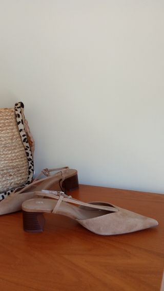 Zapatos Zara beige de tacón