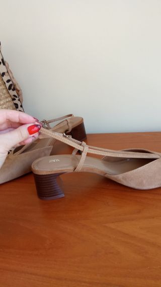 Zapatos Zara beige de tacón