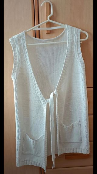 Chaleco de punto blanco sin mangas estilo cárdigan