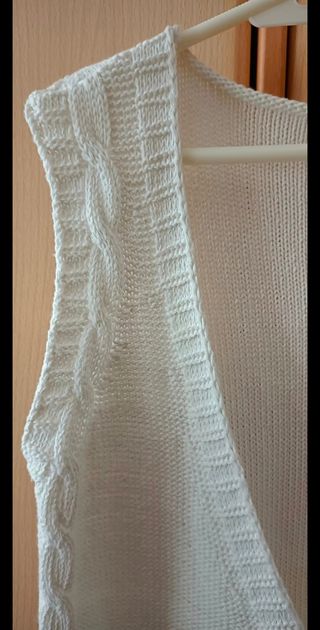 Chaleco de punto blanco sin mangas estilo cárdigan