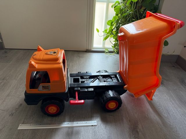 Camión juguete grande, color naranja