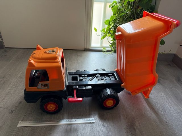 Camión juguete grande, color naranja