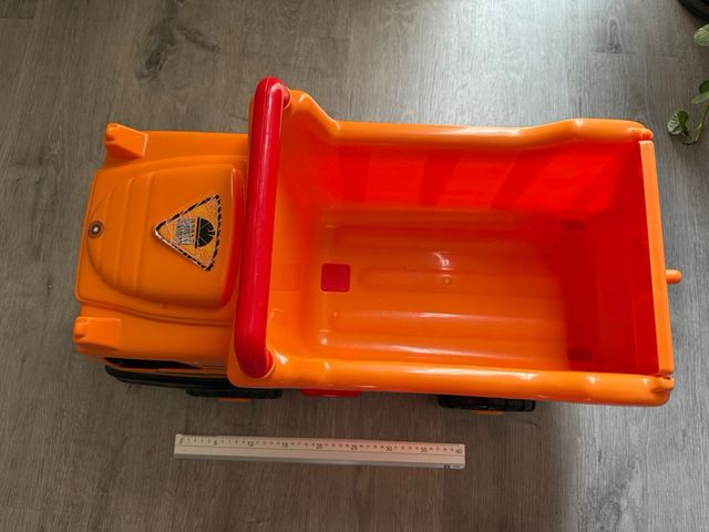 Camión juguete grande, color naranja