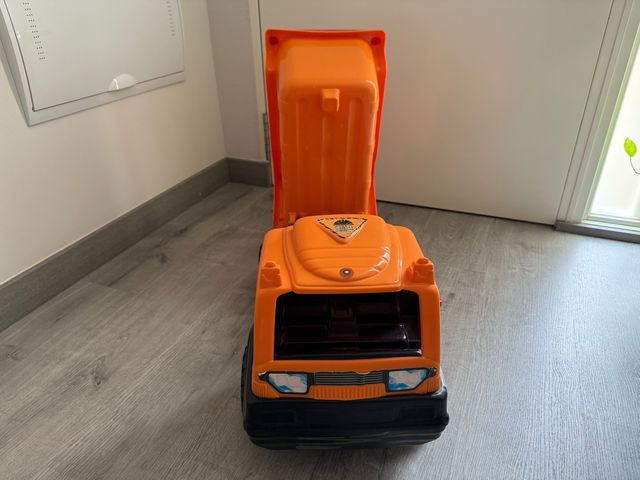 Camión juguete grande, color naranja