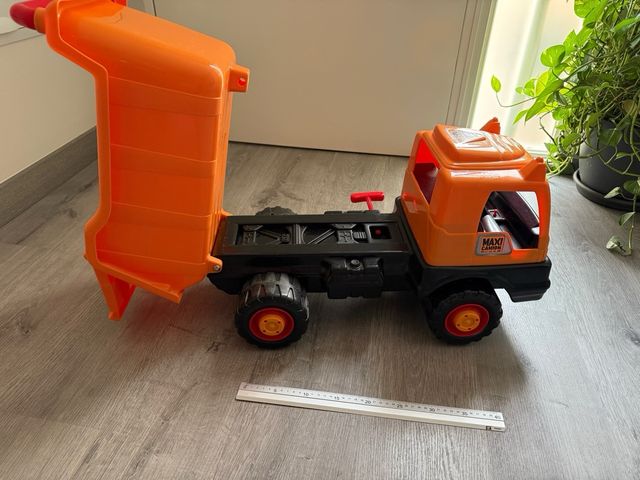 Camión juguete grande, color naranja