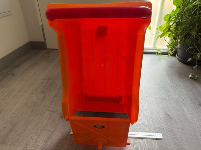 Camión juguete grande, color naranja