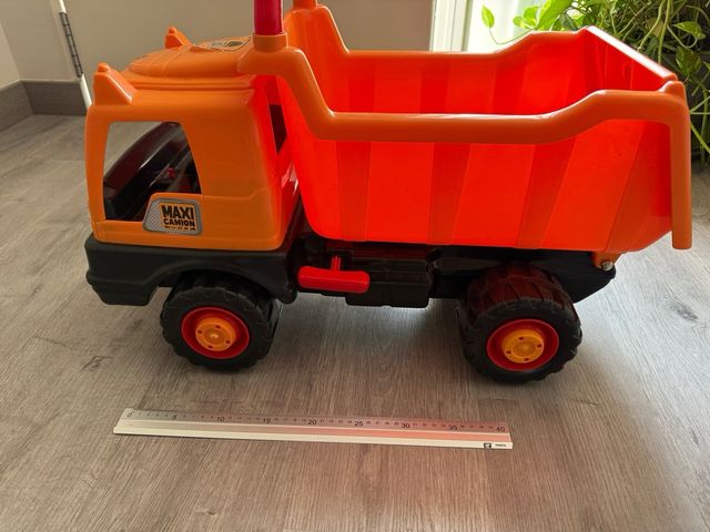 Camión juguete grande, color naranja