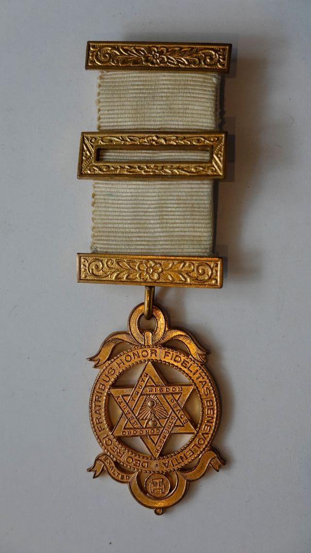 Medalla masónica dorada antigua