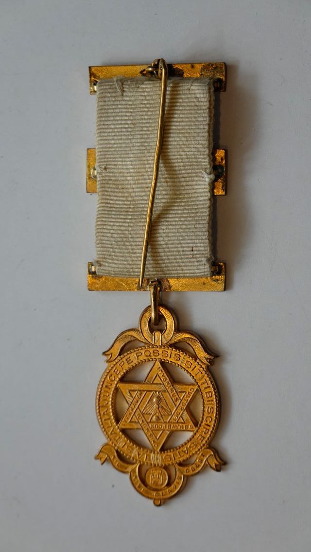 Medalla masónica dorada antigua