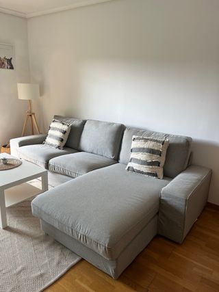 Sofá chaise longue gris. 