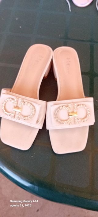 Zapatos planos beige brillantes