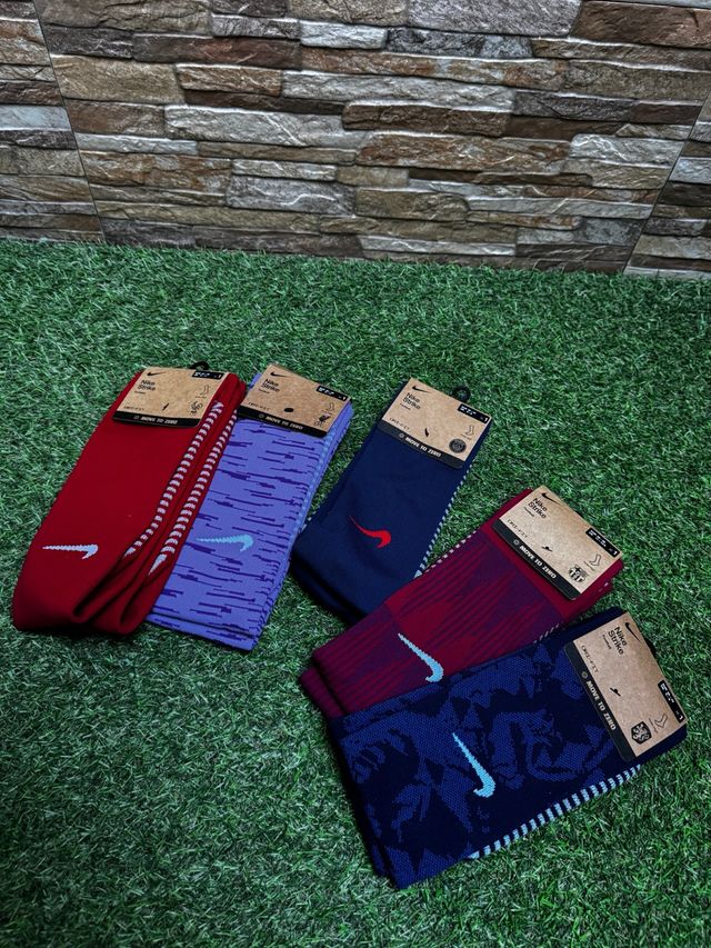 Calcetines Nike Strike (Rojas y Moradas)