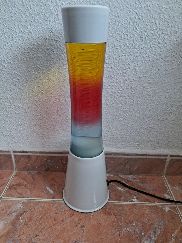 Lámpara lava roja y amarilla