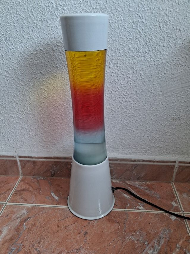 Lámpara lava roja y amarilla