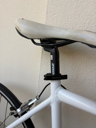 Bicicleta carretera blanca ligera
