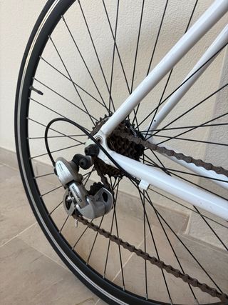 Bicicleta carretera blanca ligera