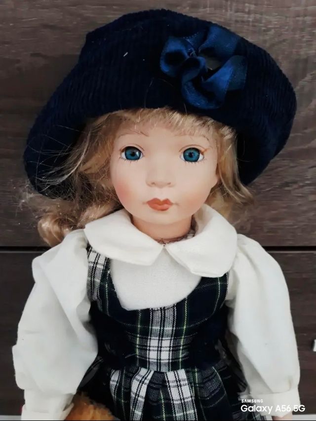 Muñeca porcelana - Vestido escocés