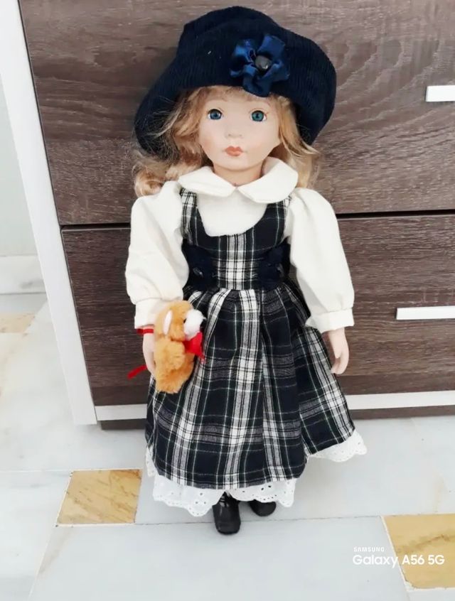 Muñeca porcelana - Vestido escocés