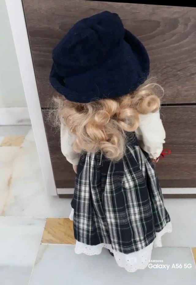 Muñeca porcelana - Vestido escocés