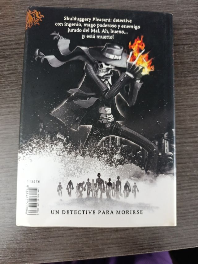 Detective Esqueleto [Skulduggery Pleasant] (Sku...