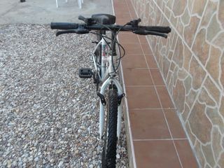 Bicicleta montaña blanca barra superior inclinada