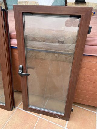 Ventana aluminio marrón