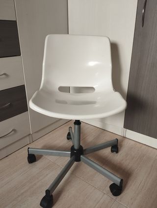 Silla giratoria blanca y gris