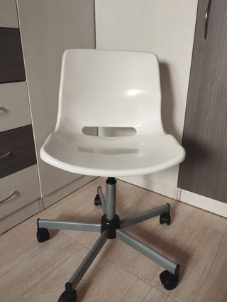 Silla giratoria blanca y gris