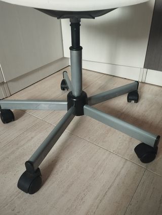 Silla giratoria blanca y gris