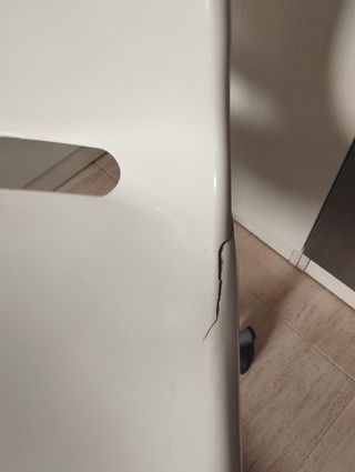 Silla giratoria blanca y gris
