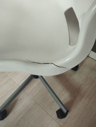 Silla giratoria blanca y gris