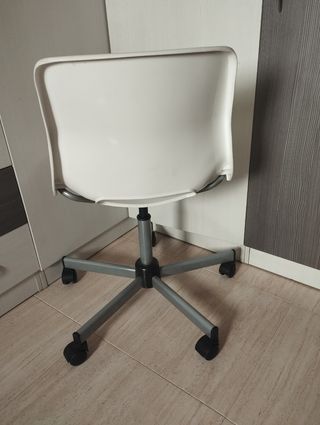 Silla giratoria blanca y gris